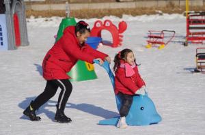 圆明园设置46条雪滑道供游客狂欢