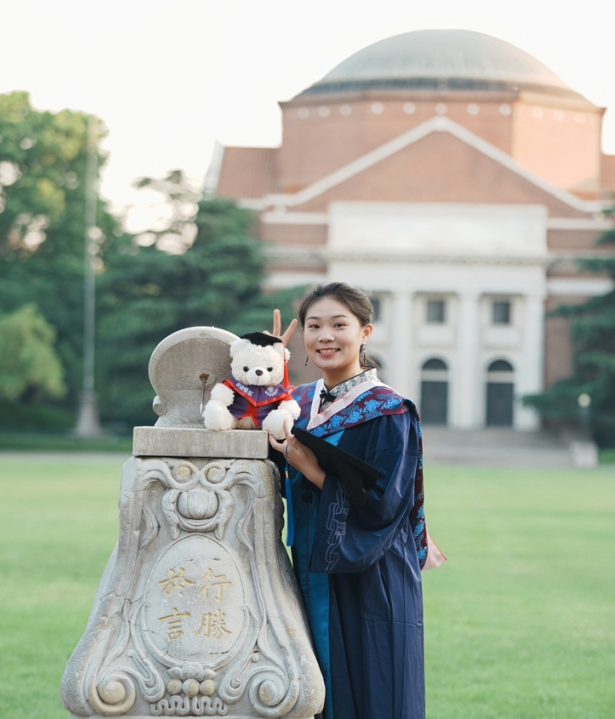 清华女硕士二次入伍被授衔为中尉