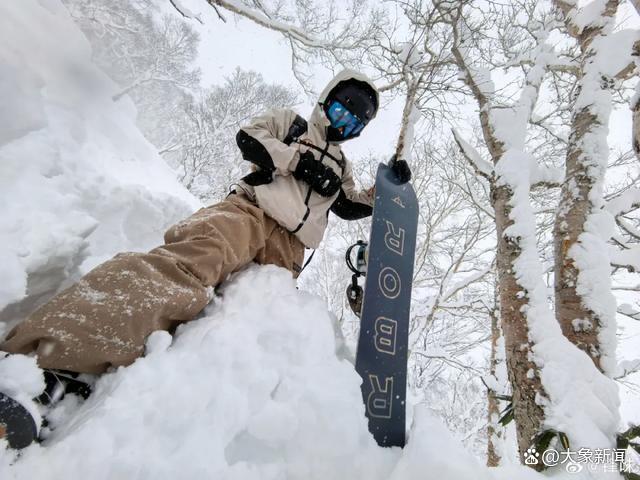 谢霆锋和大儿子Lucas一起滑雪