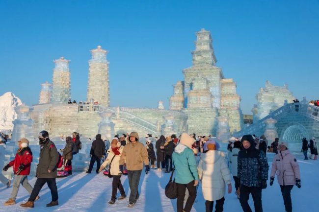 哈尔滨冰雪大世界排队游客喊退票