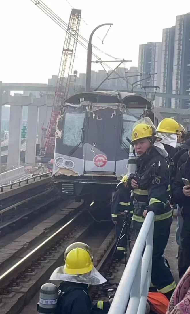 上海地铁列车撞塔吊事故，车头严重变形