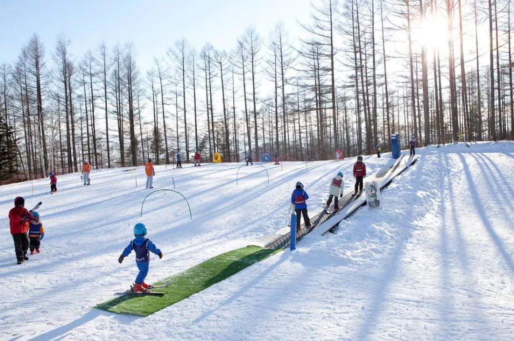 爸爸带娃滑雪撬，建立亲子间信任之旅