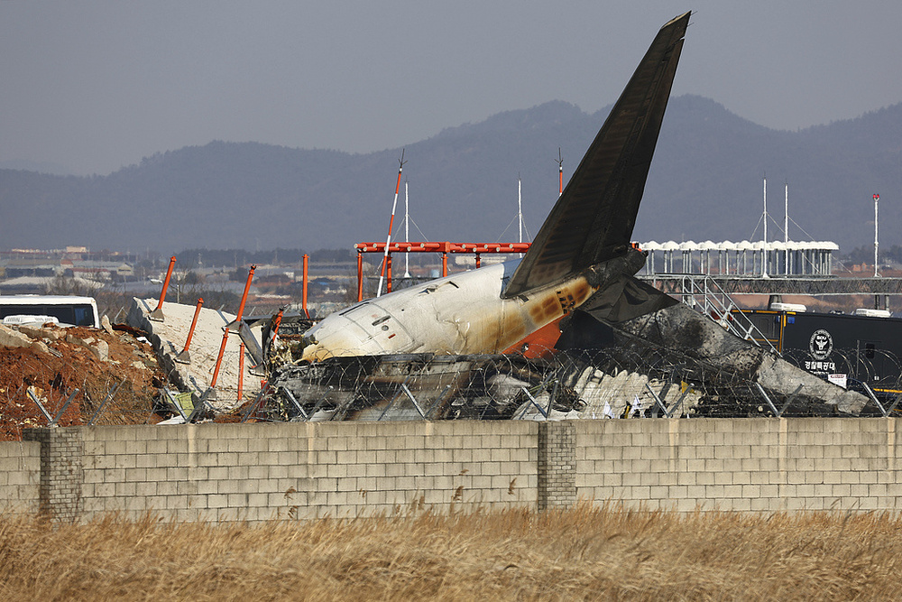 韩国客机起火致28人死亡惨案