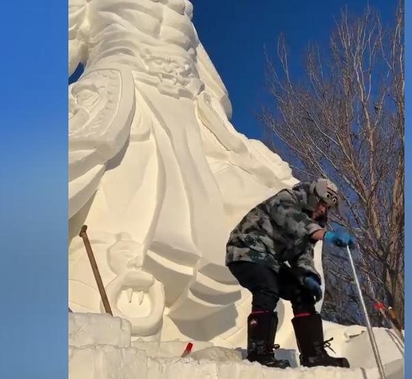 雪雕师回应黑悟空雪雕形象被嘲憨厚引热议