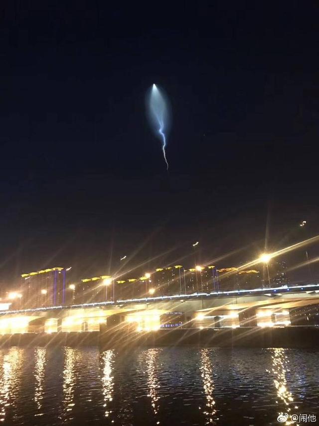 银川夜空现神秘蜿蜒轨迹不明飞行物