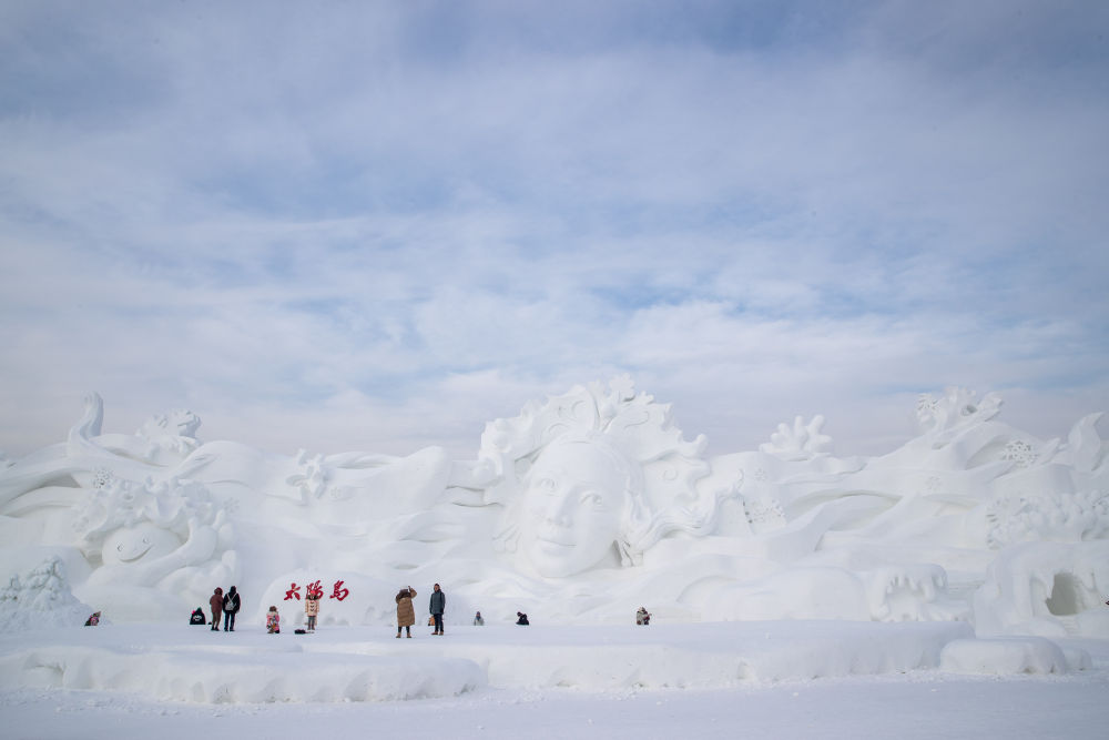 马英九哈尔滨赏雪雕并吟诵江雪体验冬日韵味