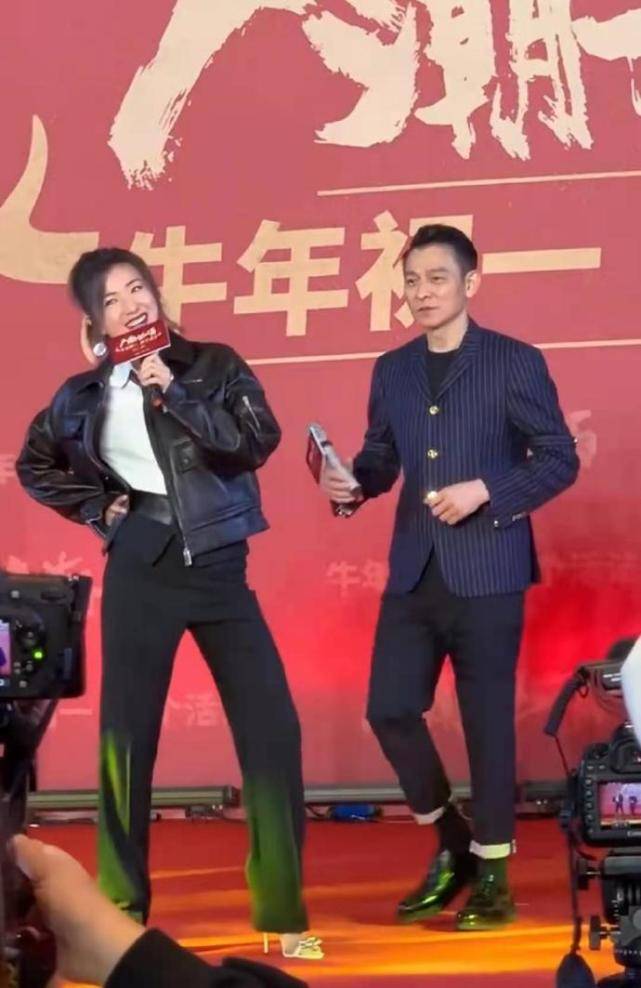 贾玲与刘德华演唱会甜蜜互动，飞吻传情