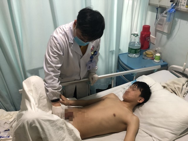 16岁男孩持续腹泻两年，每日达五次