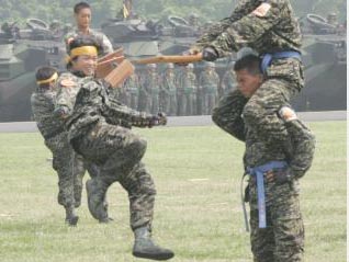 台军女兵新年首场演习后表现引关注，一问三不知